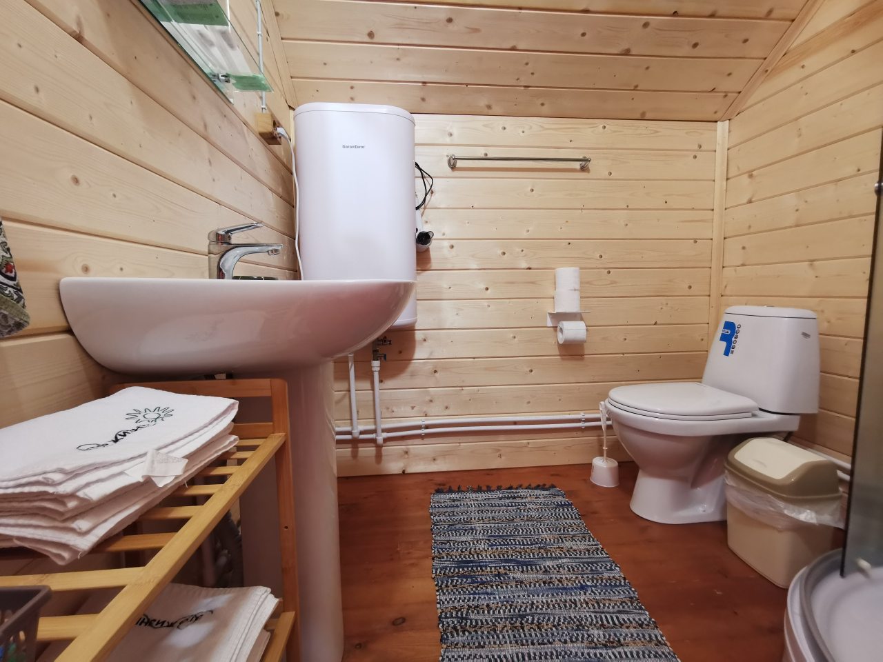 В Лодже собственные удобства: теплый душ, туалет и средства личной гигиены. Глэмпинг Это Жизнь