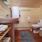 В Лодже собственные удобства: теплый душ, туалет и средства личной гигиены