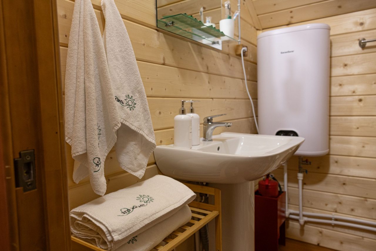 Палотенца и премиальная косметика для гостей.