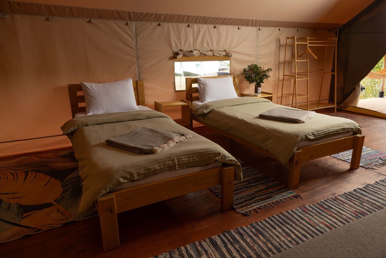 Две раздельные кровати. Комфортное пастельное бельё.