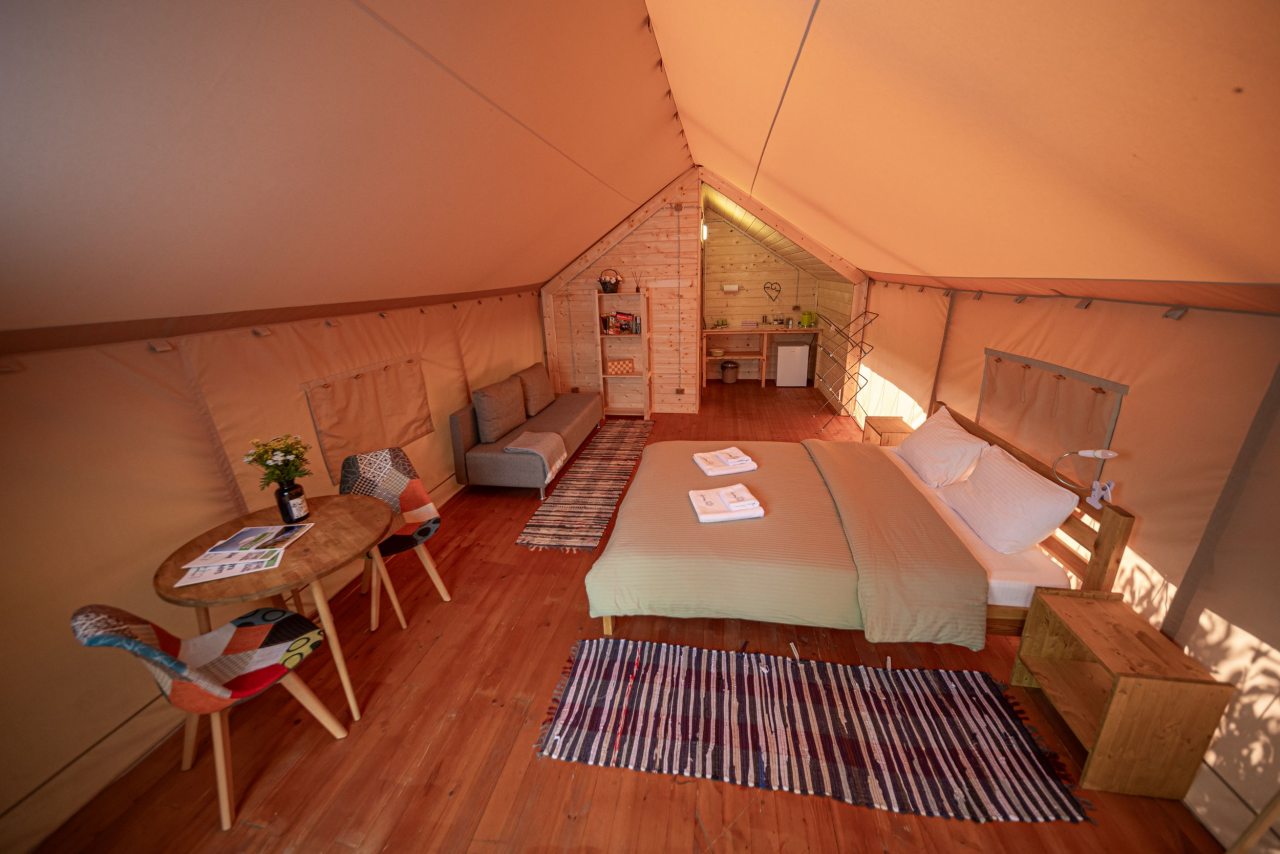 Тихое место для семейного отдыха и пар. Есть диван.