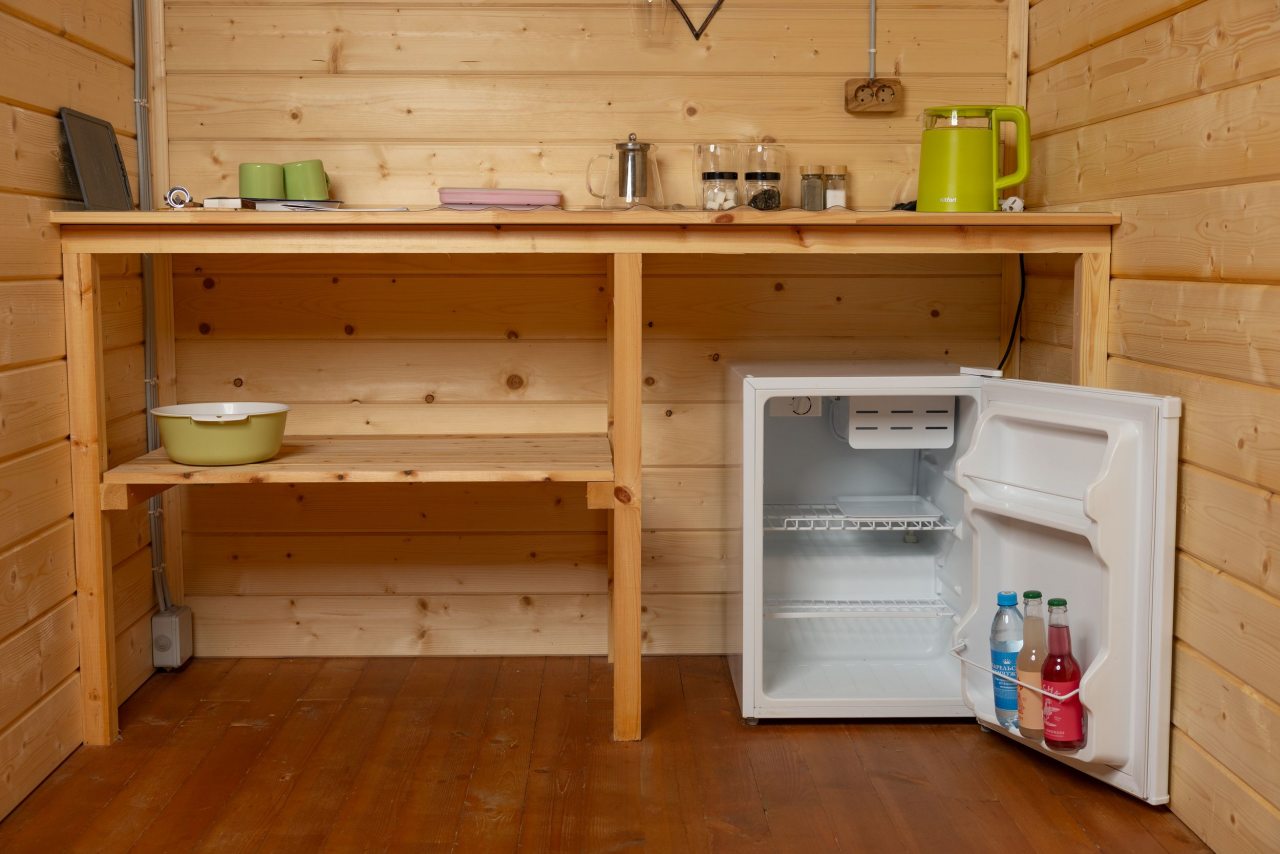 Чайник, холодильник, питание в ресторане.