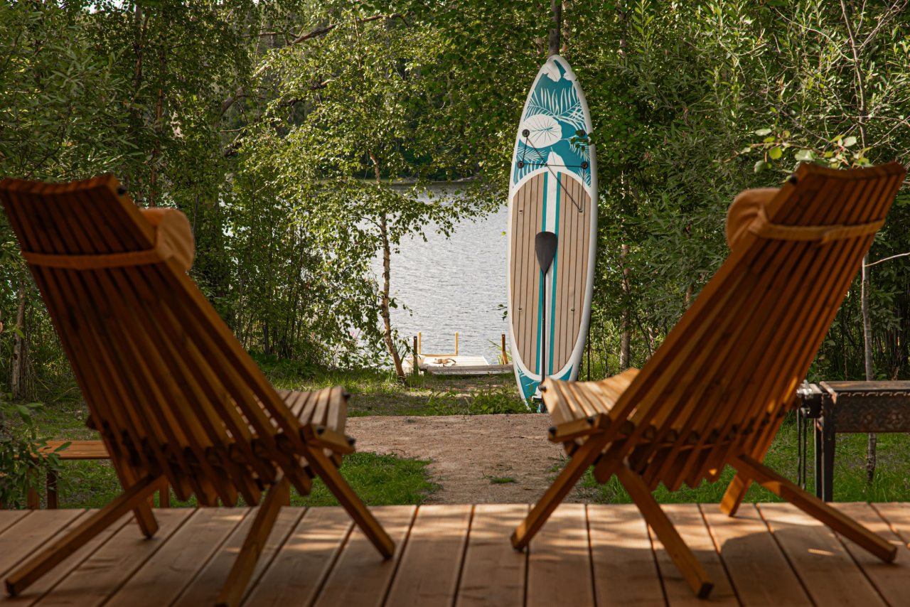 На берегу озера с выходом на воду.