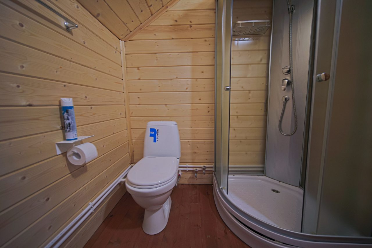 Душ с горячей и холодной водой.