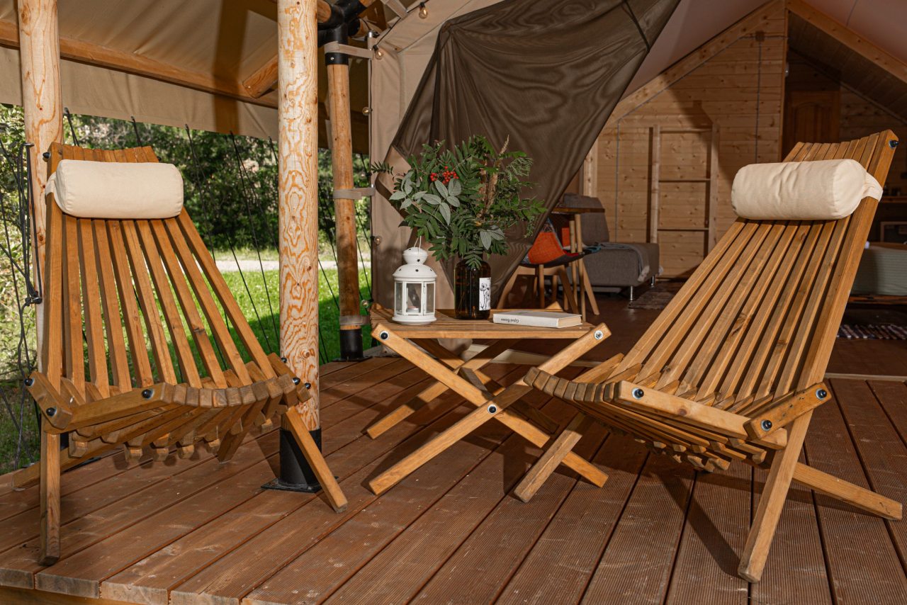 Открытая веранда. Домик для пар с видом на озеро.