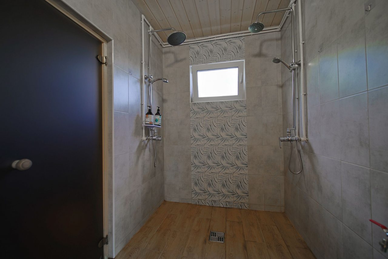 Тёплый и прохладный душ после парной в бане в Карелии.