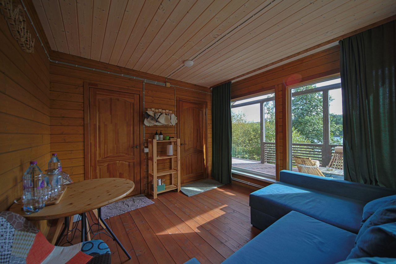 Зал отдыха в бане. С видом на озеро.