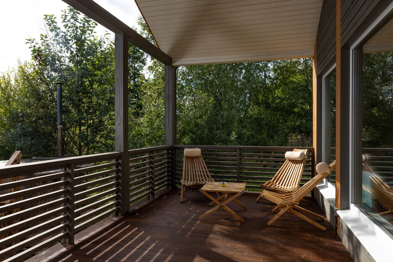 Открытая веранда бани. Первая береговая линия.