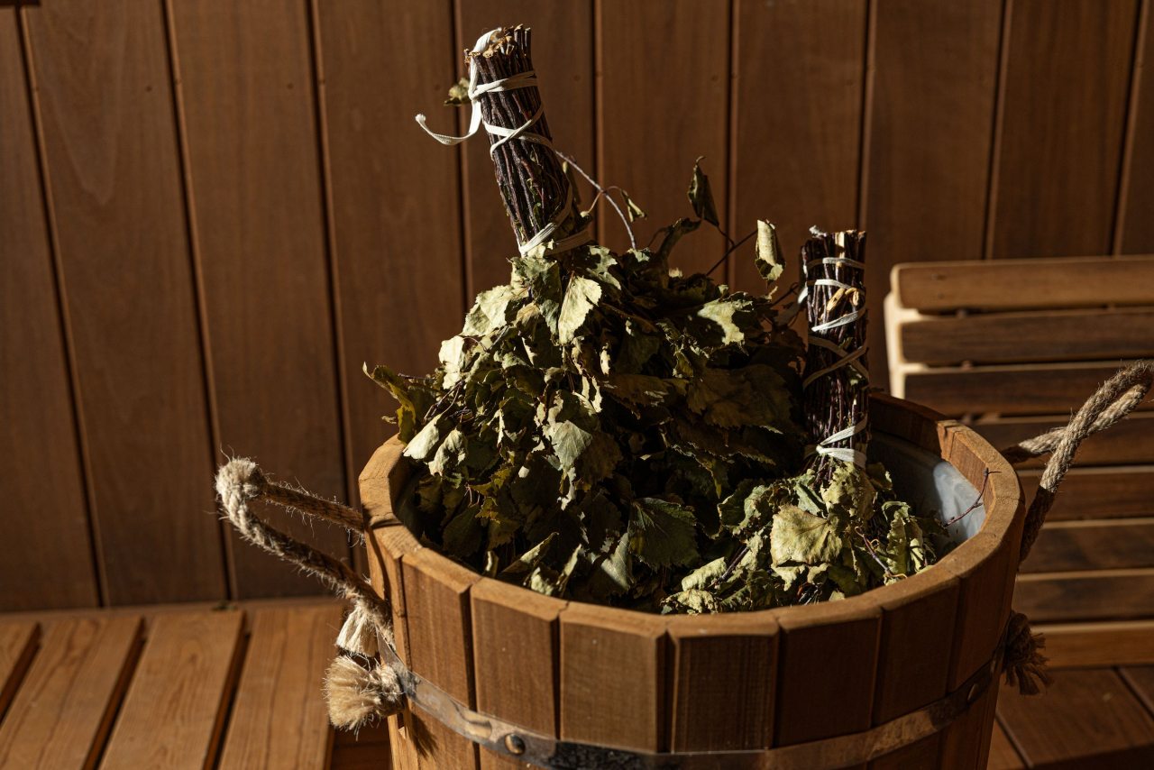 Завариваем веники в бане в Карелии для гостей.