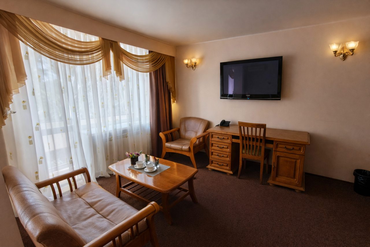 Делюкс (Делюкс), Отель Русь