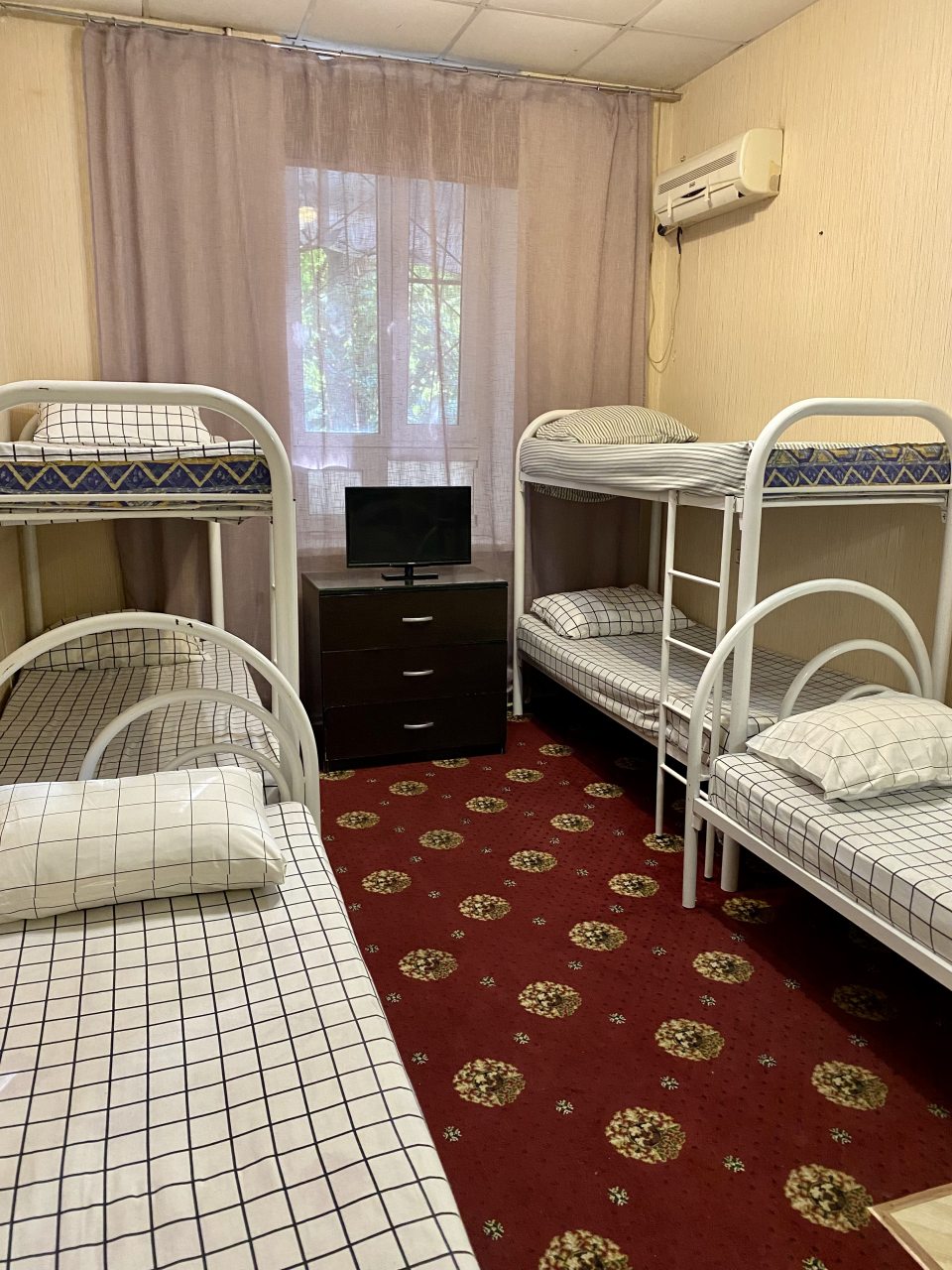 Трёхместный и более (Койко-место в номере по типу хостел, детей бесплатно не размещаем) отеля Эльба, Новороссийск