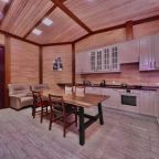 Просторная кухня в отдельном домике шале