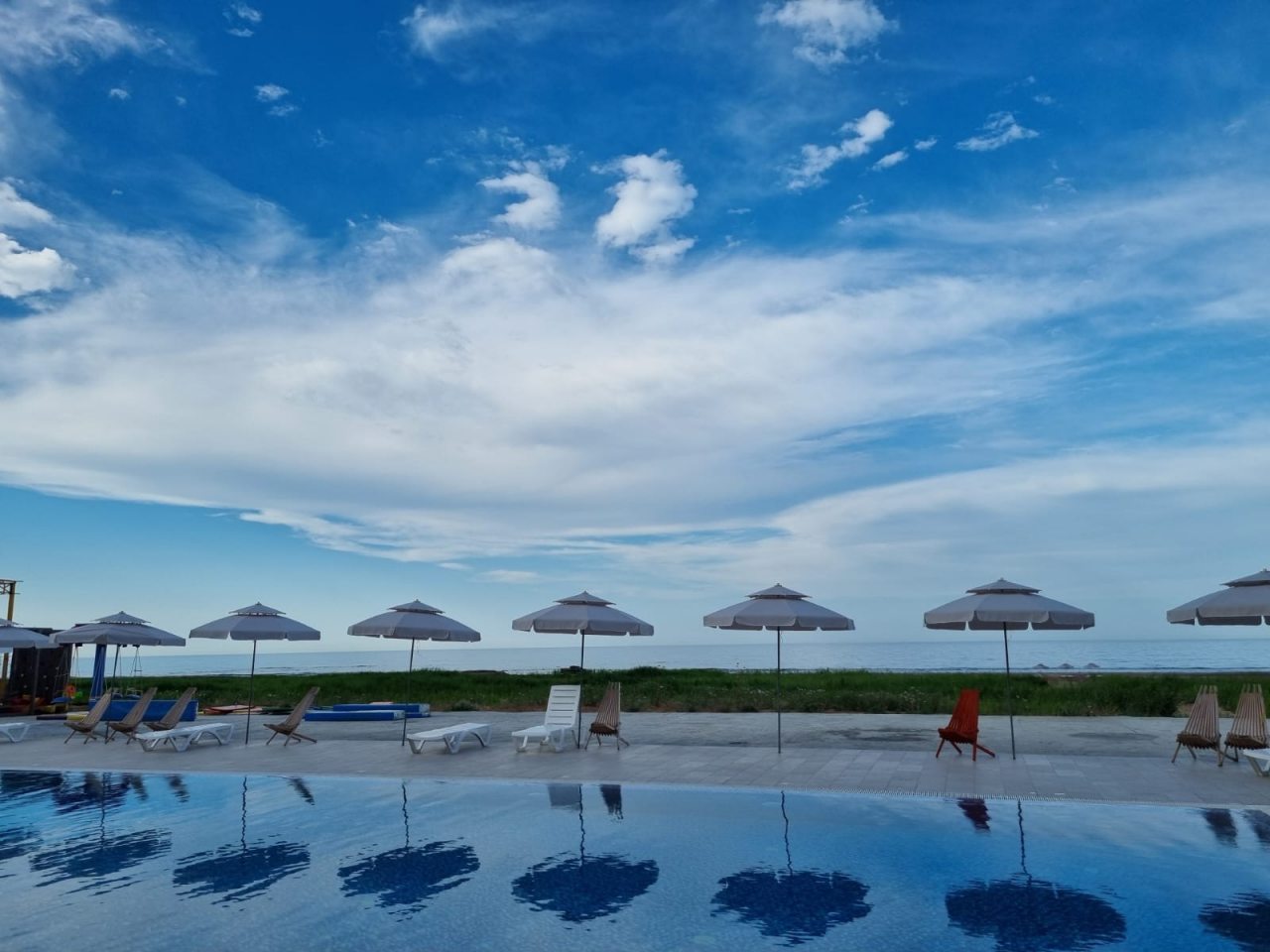 бассейн с гидромассажем и детской зоной