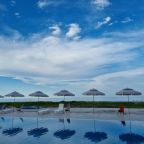 бассейн с гидромассажем и детской зоной