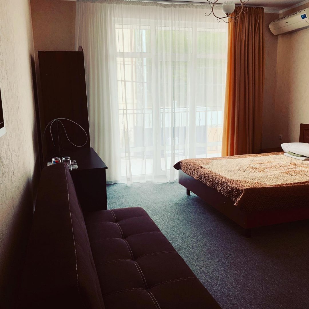 Двухместный (Комната №4(Двуспальная кровать. С балконом)) гостиницы Монако, Агой