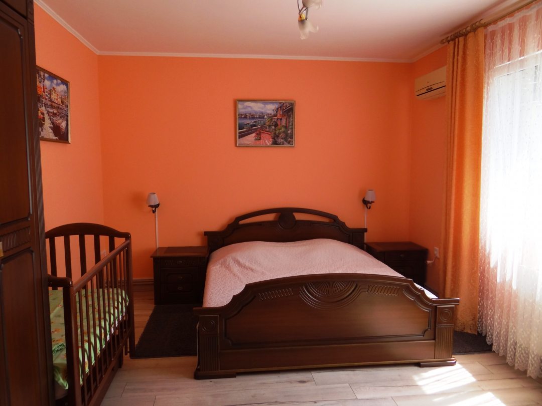 Детская кроватка, Двухкомнатные апартаменты на ул. Кубанская