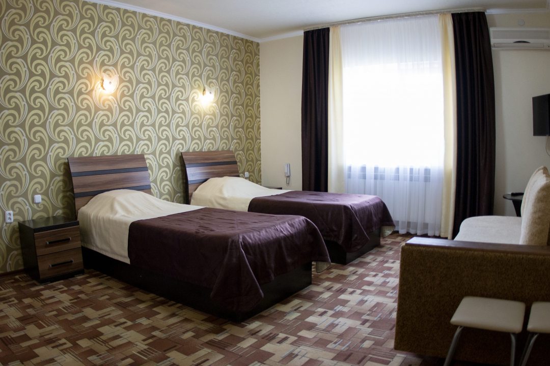 Двухместный (Стандартный две раздельные кровати, диван 7) гостевого дома Селиверстова 16, Лабинск
