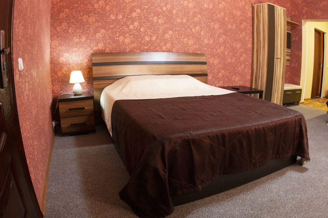 Двухместный (Улучшенный двуспальная кровать, диван 9) гостевого дома Селиверстова 16, Лабинск