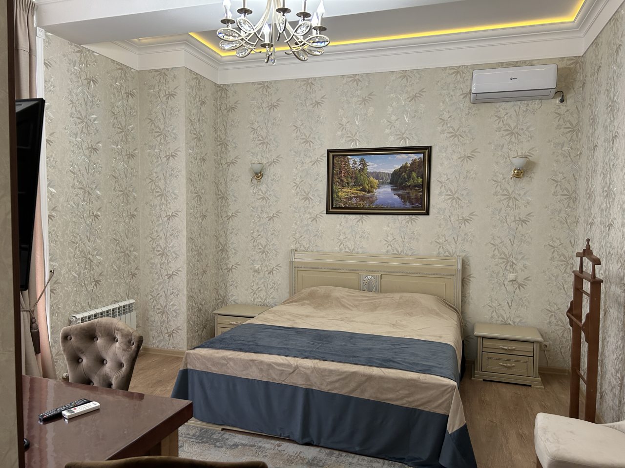 Двухместный (Номер 100 с двуспальной кроватью) гостиницы Лезгинка, Дербент