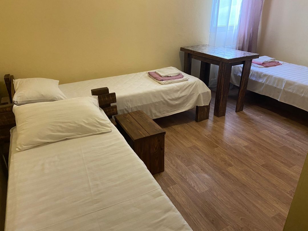 Трёхместный и более (Трехместный номер с тремя раздельными кроватями) мини-отеля Семейный, Каменск-Шахтинский