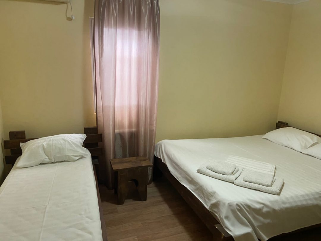 Трёхместный и более (Трехместный номер с двуспальной и односпальной кроватью) мини-отеля Семейный, Каменск-Шахтинский
