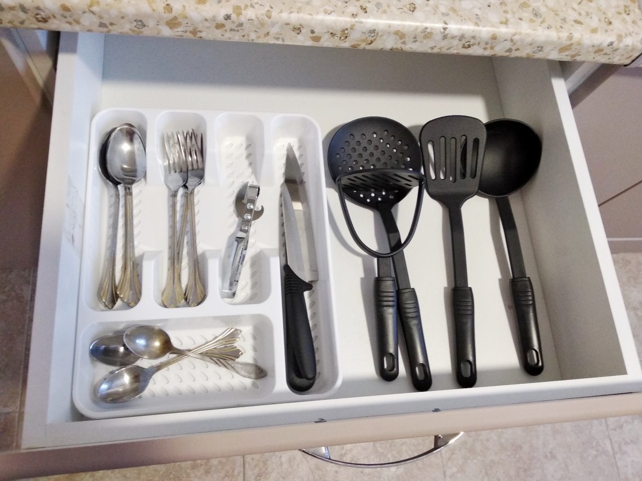 кухонные аксессуары и предметы сервировки стола