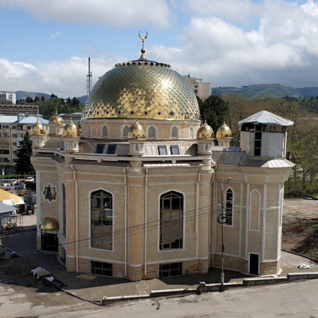 Мечеть в 70 м от въезда во дворик