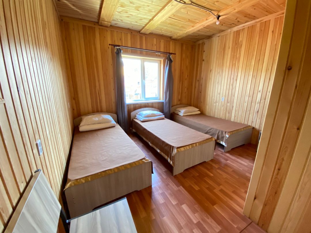 Трехместный (Номер полулюкс с односпальными кроватями) гостевого дома В с. Максимиха на берегу Байкала