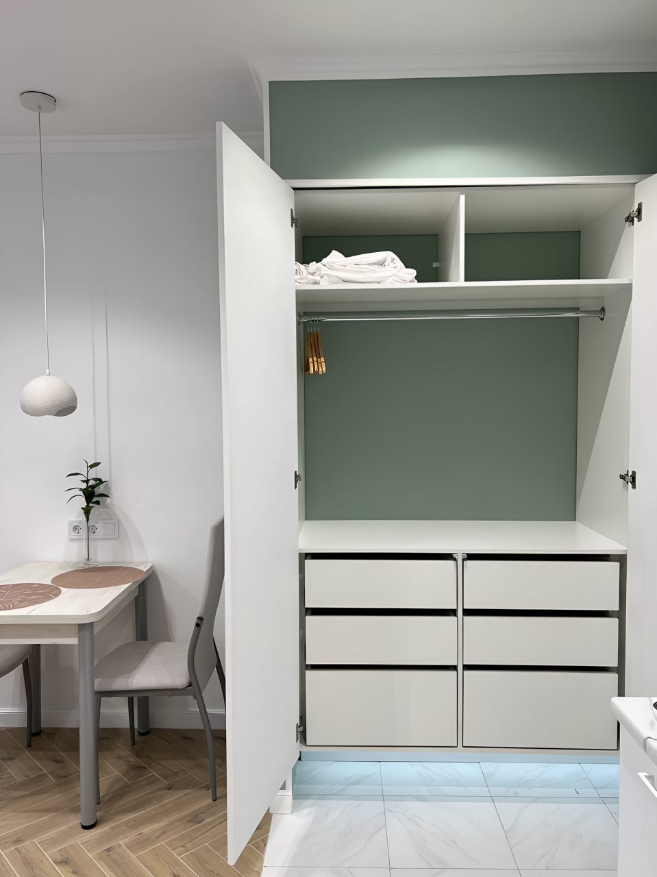 Вместительный шкаф с полками и ящиками