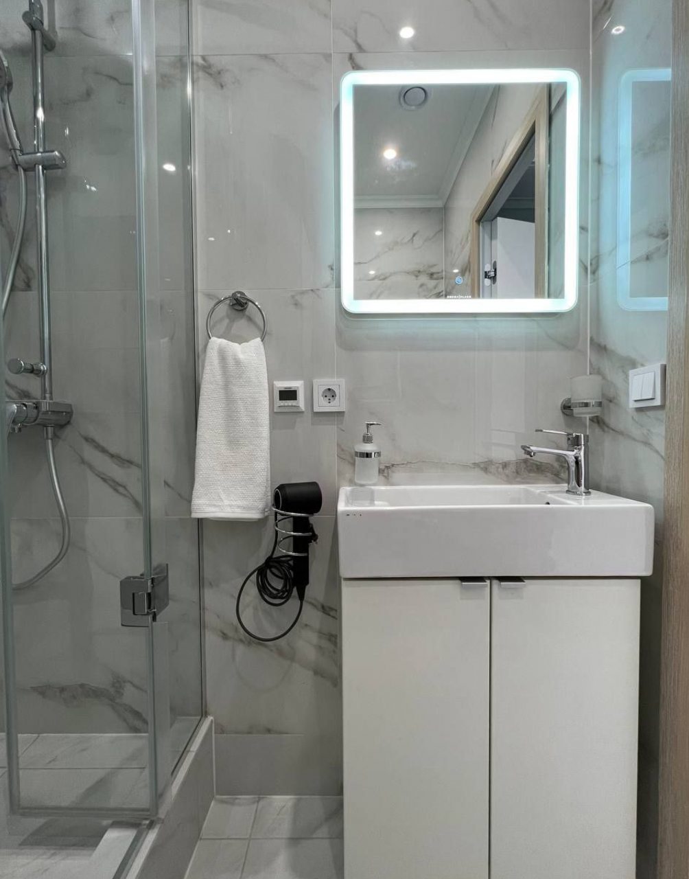 Раковина и зеркало с подсветкой