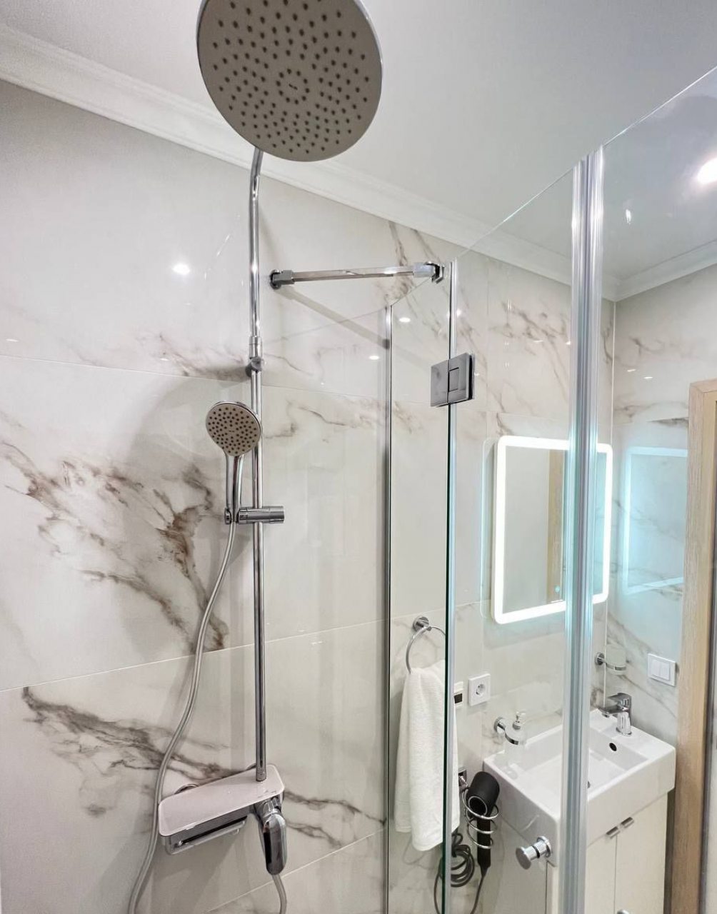 Тропический душ и стеклянная кабина