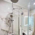 Тропический душ и стеклянная кабина