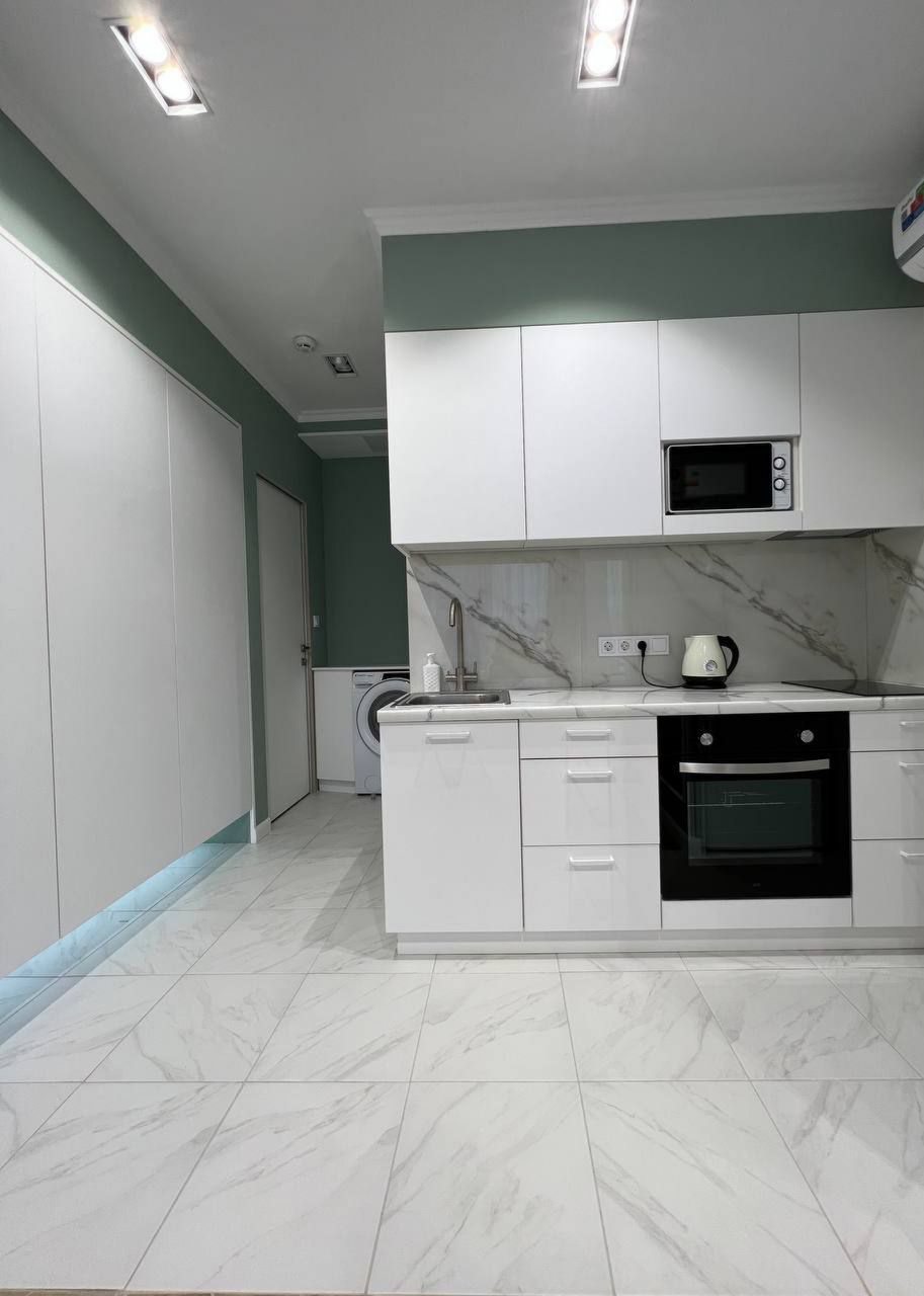 Современная кухня с духовым шкафом