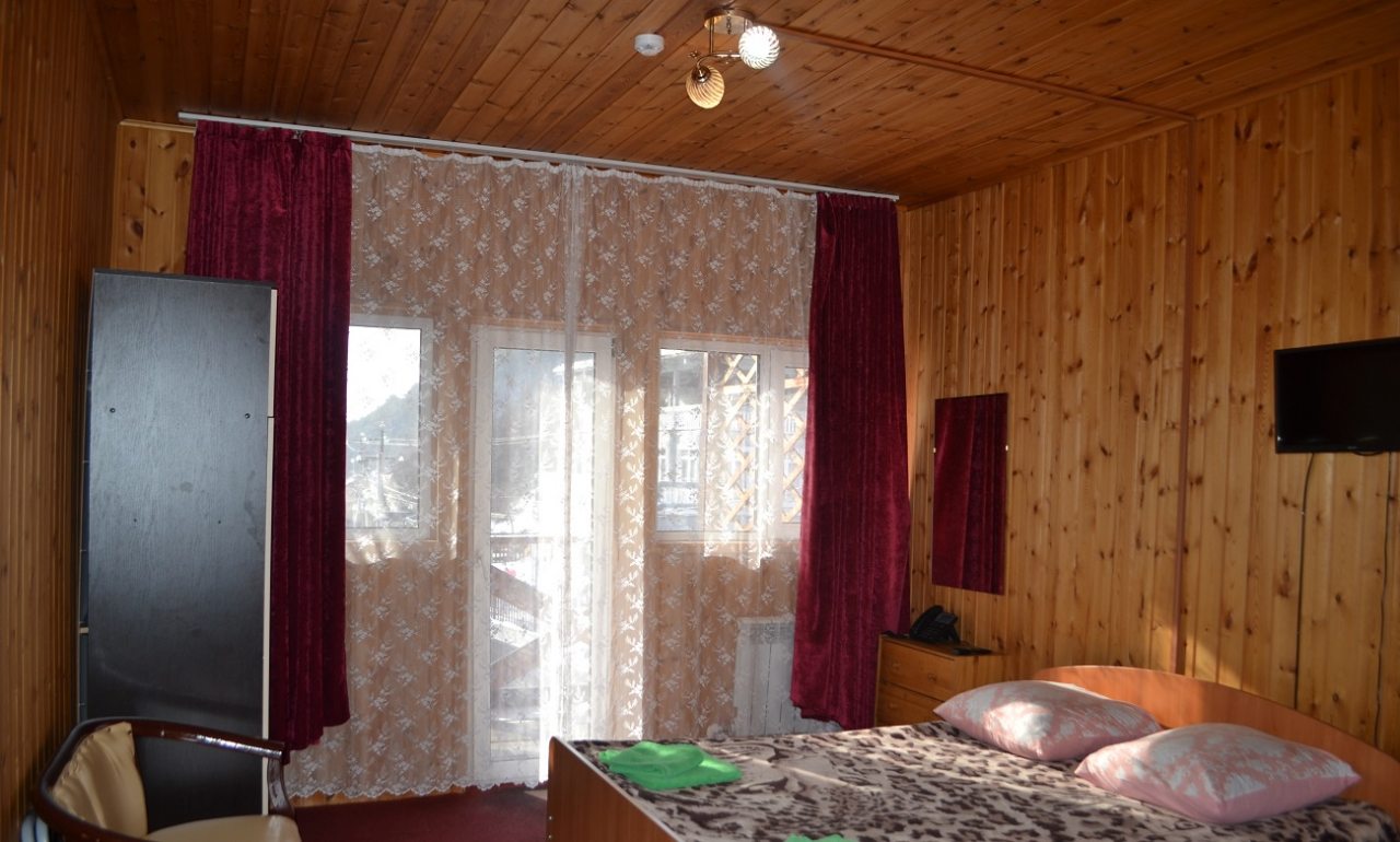 Двухместный (Комната улучшенная с большой двуспальной кроватью и балконом) гостевого дома Гавань Байкала, Листвянка