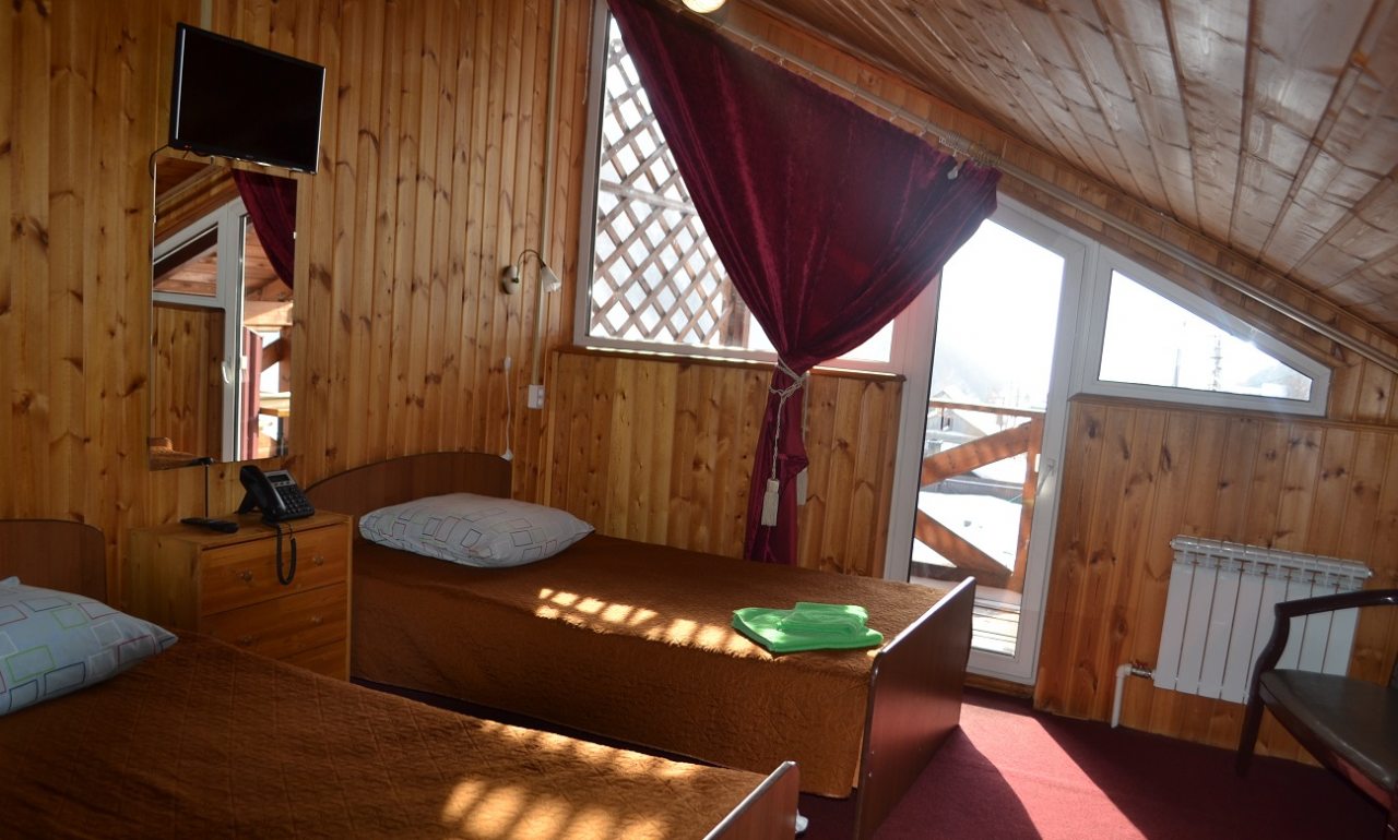 Трёхместный и более (Комната стандарт с 2 Широкими кроватями (мансарда)) гостевого дома Гавань Байкала, Листвянка