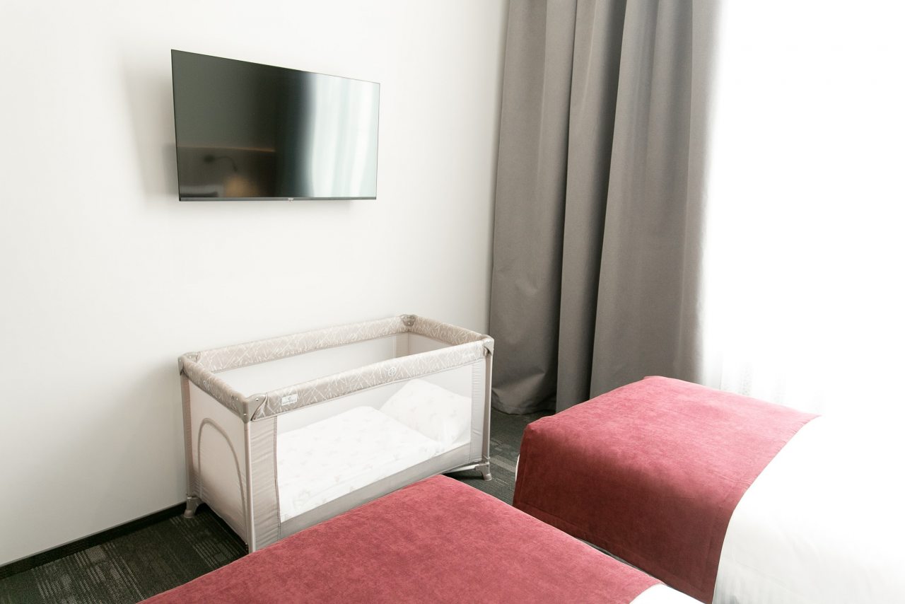 Кровать-манеж для детей, Отель Petra