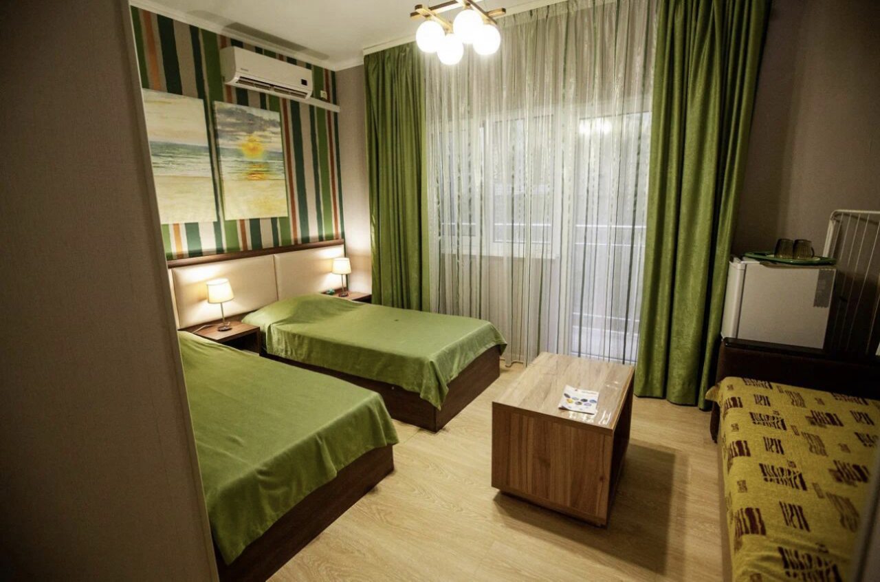 Двухместный (Двухместный стандарт с 2 раздельными кроватями и балконом) отеля Ассоль, Саки