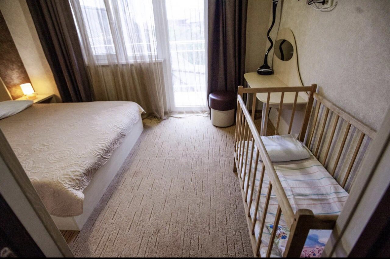Детская кроватка, Отель Ассоль