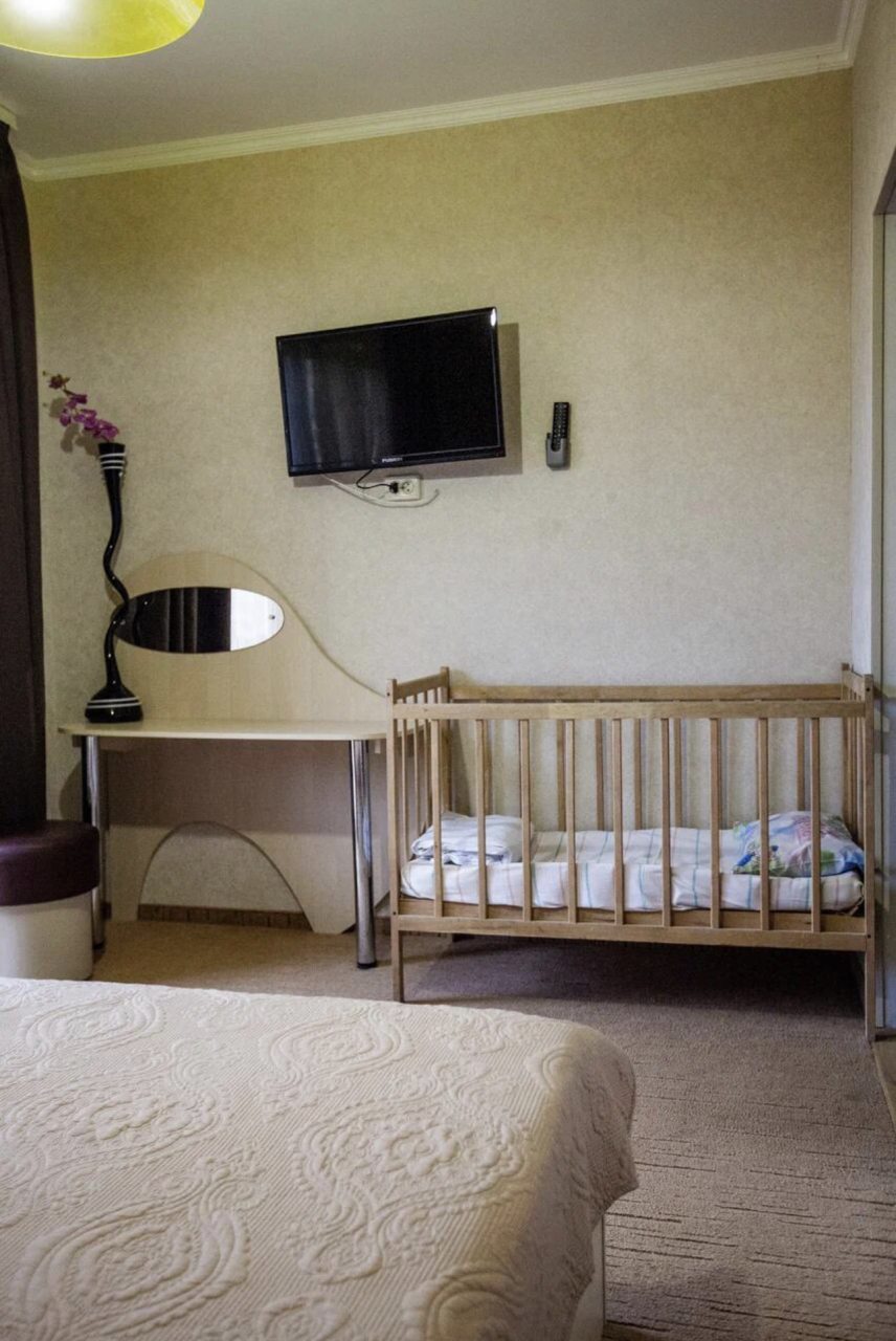 Детская кроватка, Отель Ассоль