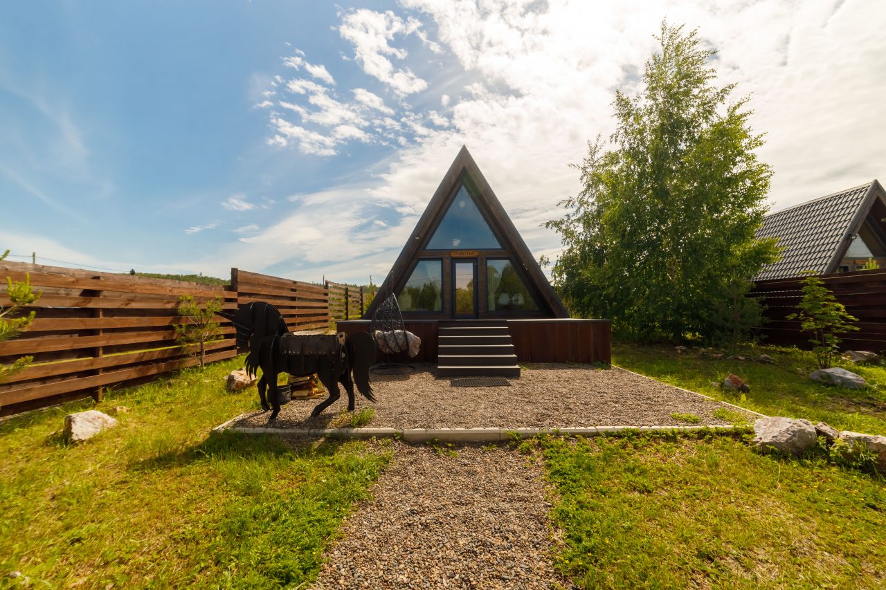 Коттедж (Счастье), База отдыха Hut house