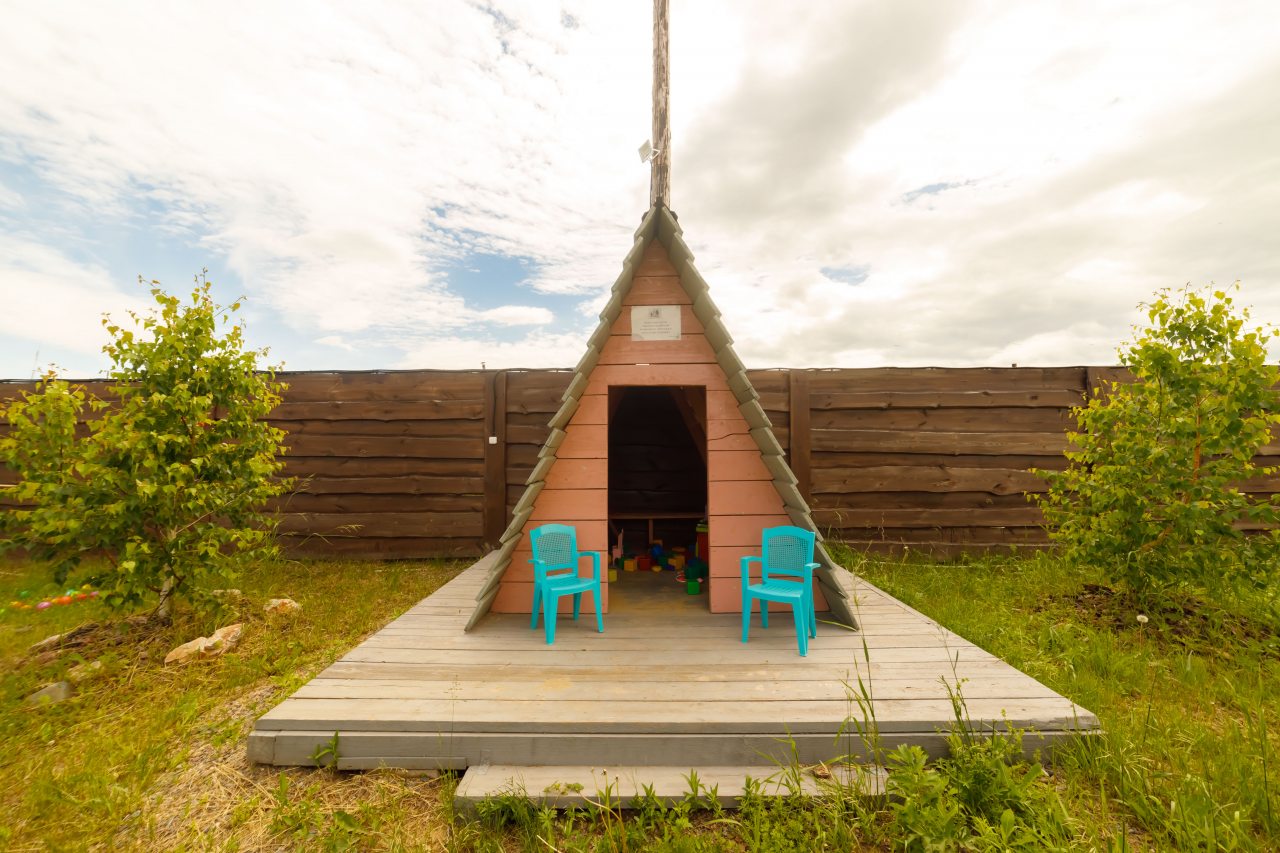 Таунхаус (Любовь), База отдыха Hut house