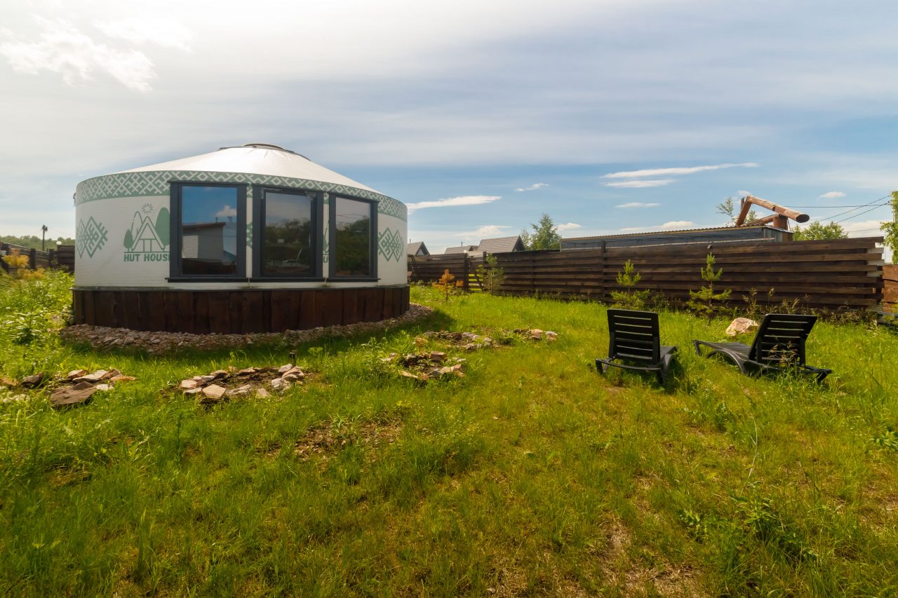 Таунхаус (Любовь), База отдыха Hut house