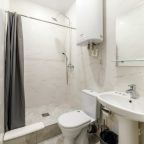 Душевая комната в трёхместном семейном номере