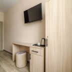 Телевизор, чайник, чашка, чай в номере