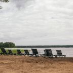 Лежаки на собственном пляже бесплатно