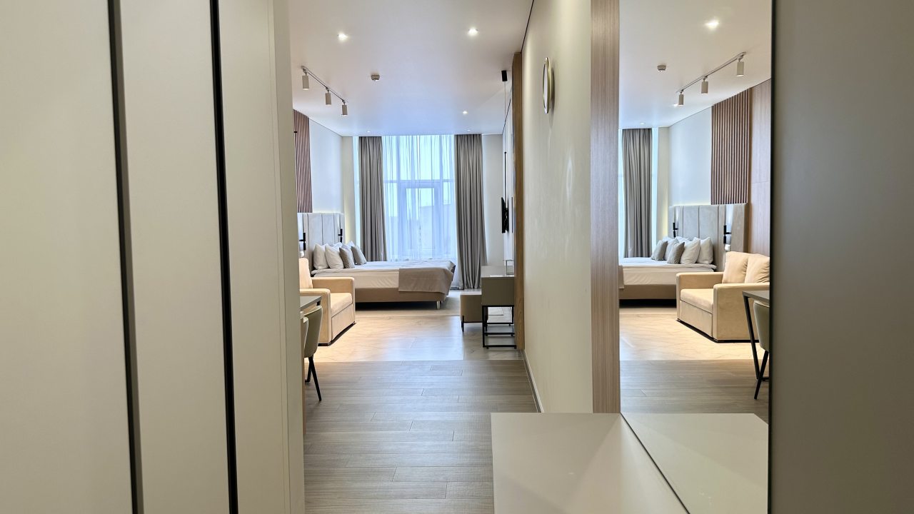 Полулюкс (Апартаменты), Отель Mirror Light