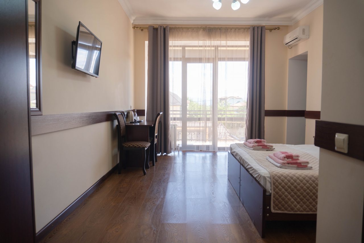 Двухместный (Двухместный номер с 1 кроватью или с 2 отдельными кроватями и с балконом) отеля Hotel&SPA DeLuxe, Махачкала