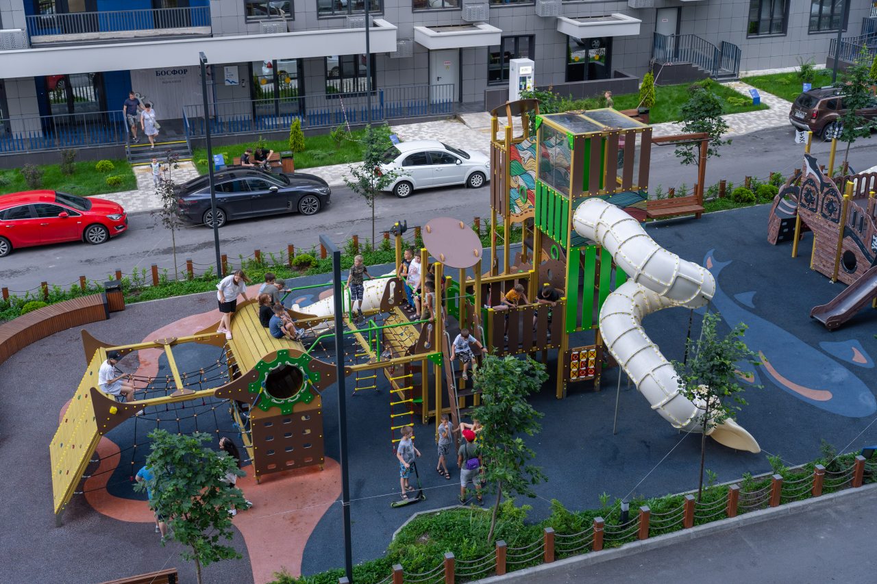Детская площадка, Апартаменты На Матвейкина от LetoApart