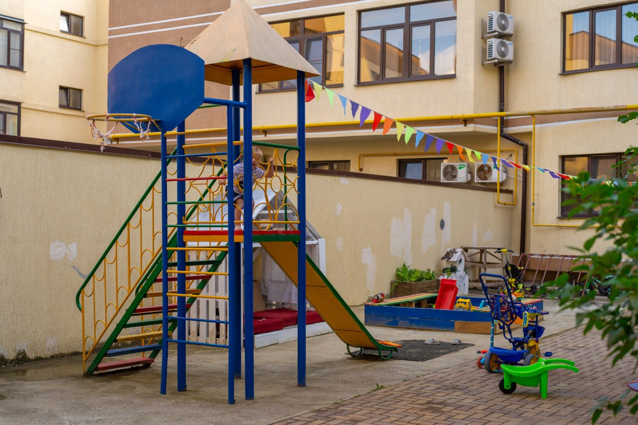 Детская площадка, Апартаменты На Любимом переулке от LetoApart