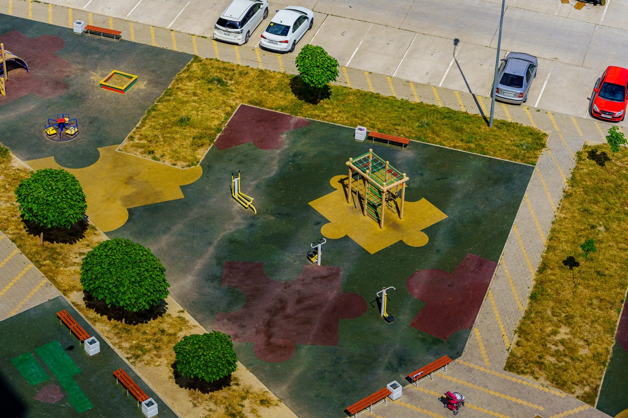 Детская площадка, На проспекте Дзержинского от LetoApart